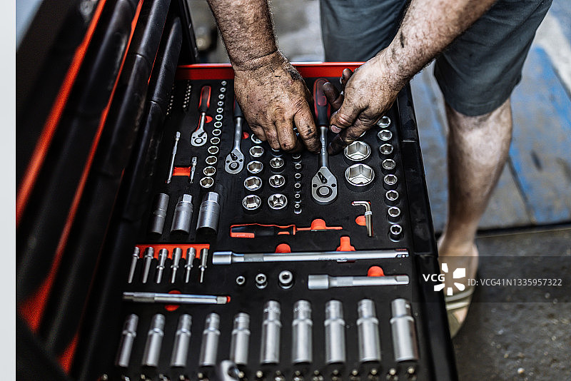 在维修店工作的汽车修理工图片素材