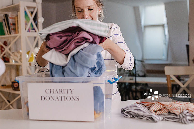 为慈善组织准备捐赠品图片素材