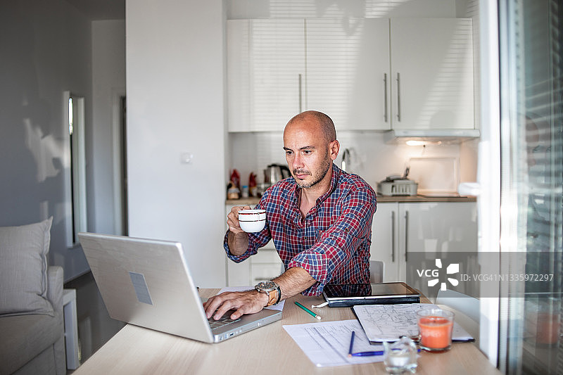 在家工作的英俊男子肖像图片素材