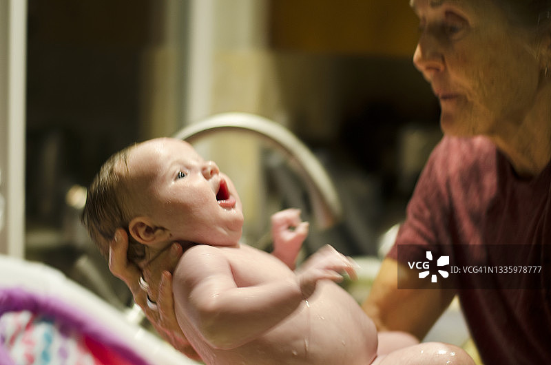 快乐的新生儿洗澡图片素材