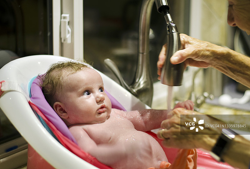 快乐的新生儿洗澡图片素材