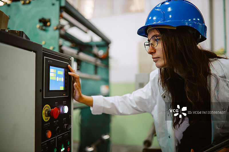 女技术员操作升级改造设备的设备图片素材