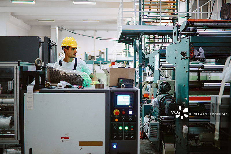 男人操作工业机械回收塑料图片素材