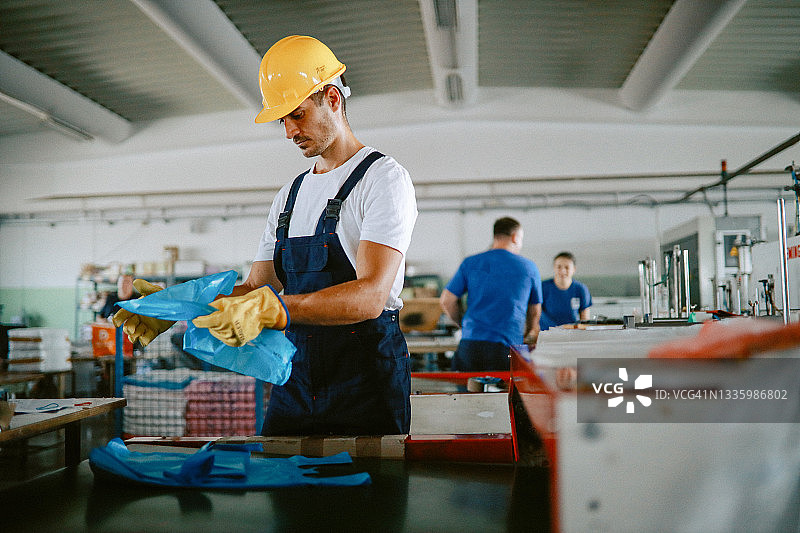 男人操作工业机械回收塑料图片素材