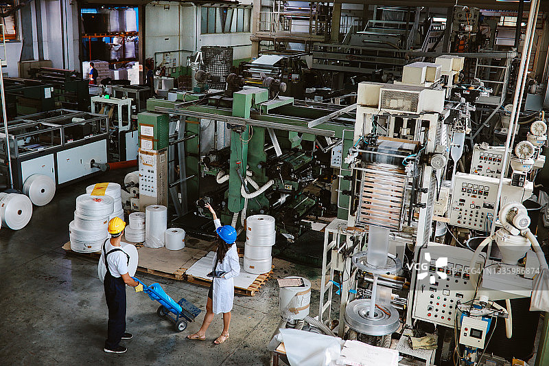 工人和技术员在塑料升级回收设施中图片素材