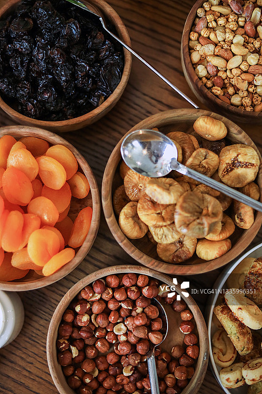 杏干、榛子、黑葡萄等健康食品图片素材