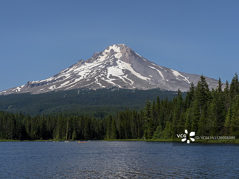 2021年7月的胡德山和三叶花湖图片素材