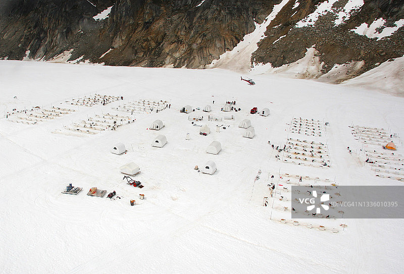 阿拉斯加雪橇犬冰川营地图片素材
