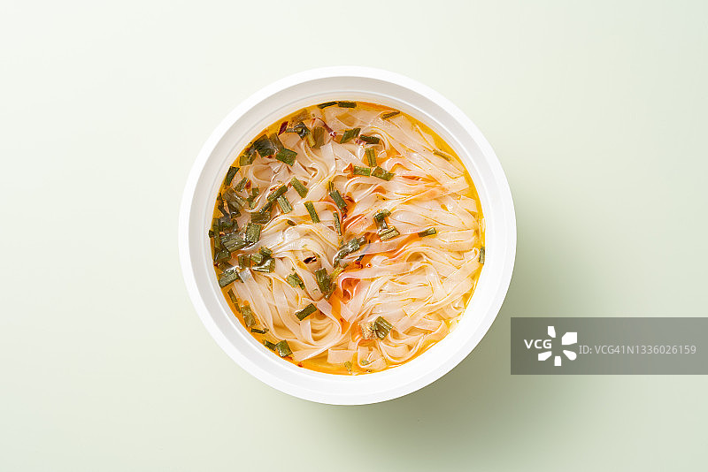 塑料碗中准备好的亚洲速食粉丝汤图片素材