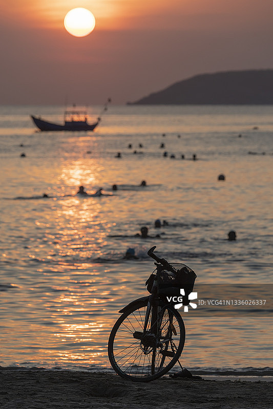 海滩日出时的自行车图片素材