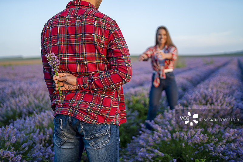 相爱的年轻夫妇图片素材