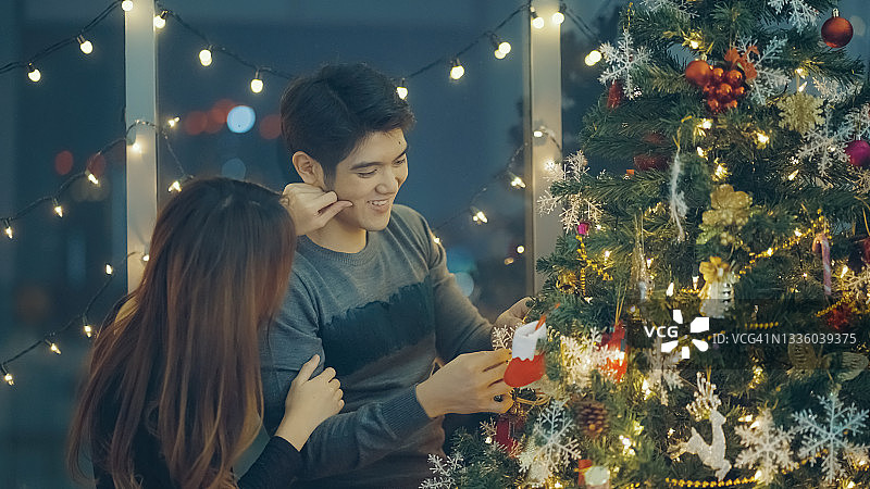 年轻情侣装饰圣诞树图片素材