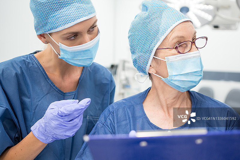 手术室里的外科医生图片素材