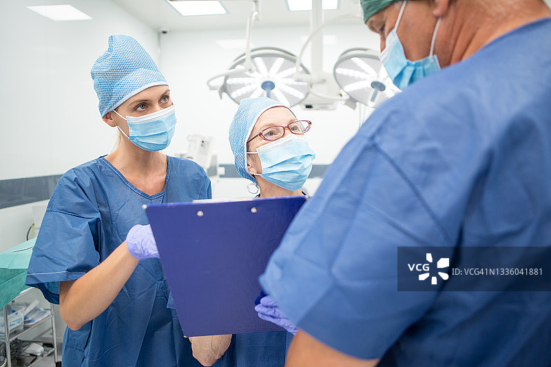 手术室里的外科医生图片素材