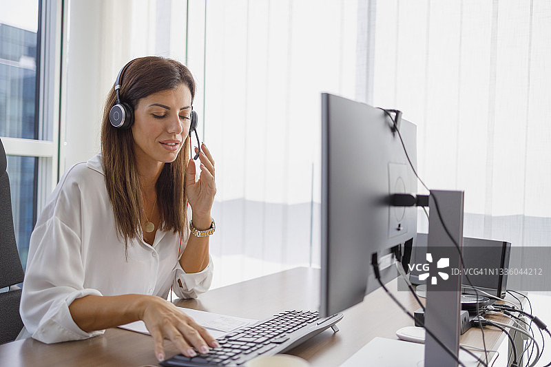 自信微笑的呼叫中心客服图片素材