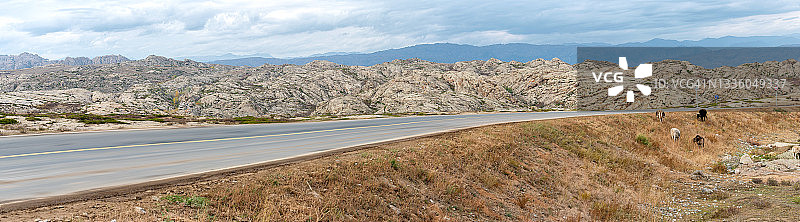 新疆山区公路图片素材