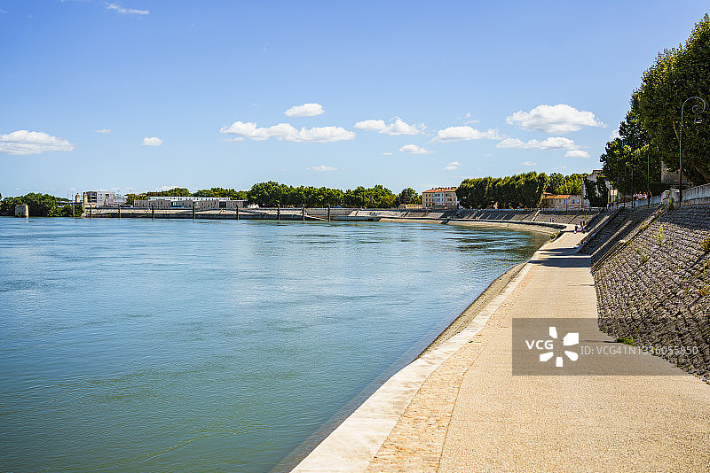 阿尔勒的罗纳河畔图片素材