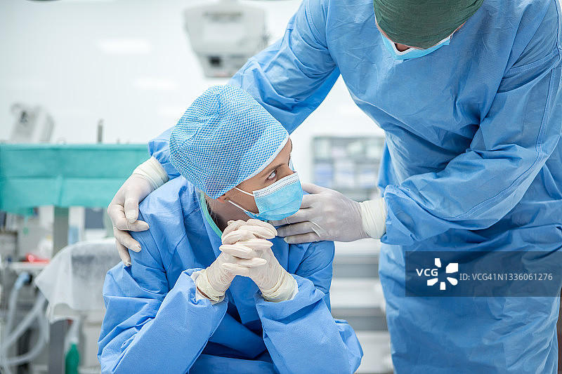 疲惫的外科医生肖像图片素材