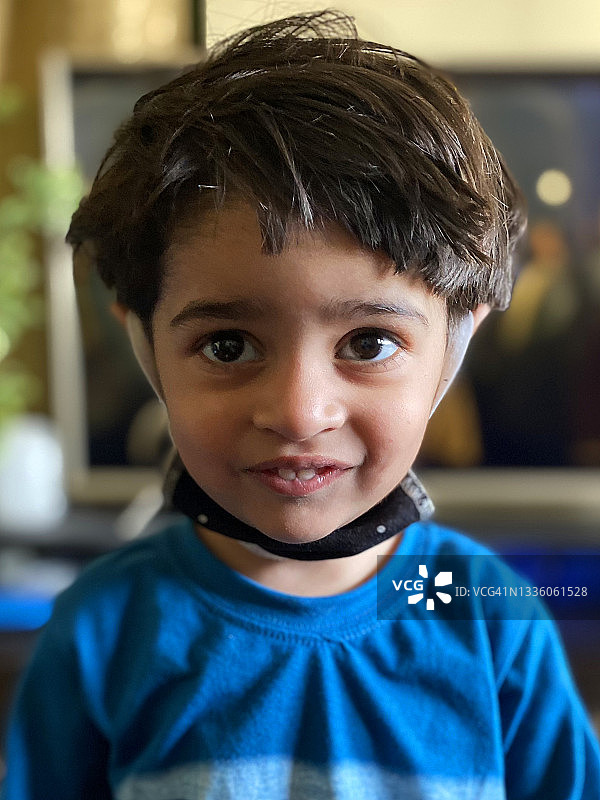 印度女孩戴医用口罩的图片，预防新冠病毒图片素材