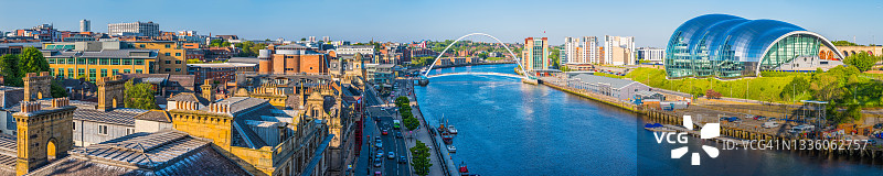 纽卡斯尔泰恩河城市海滨盖茨黑德千禧桥全景诺森伯兰图片素材