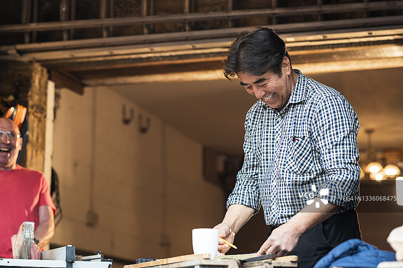 年长的男人参加木材作坊图片素材