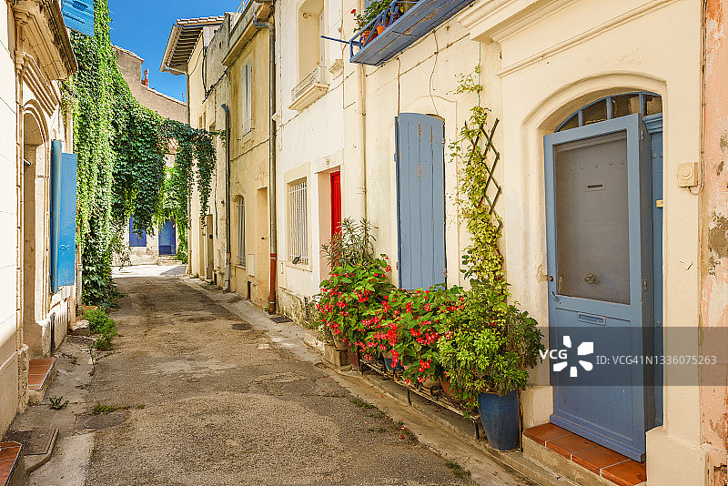 法国普罗旺斯阿尔勒老城中风景如画的街道图片素材