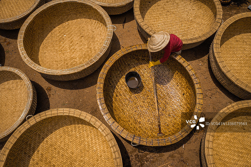 富安的渔民在制作簸箕船图片素材