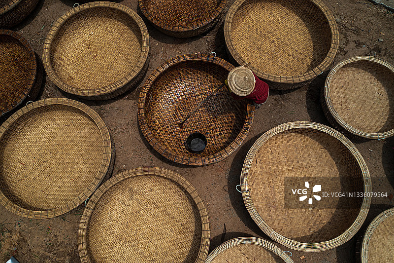 富安的渔民在制作簸箕船图片素材