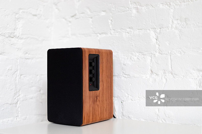 靠在白墙上的单个立体声扬声器图片素材