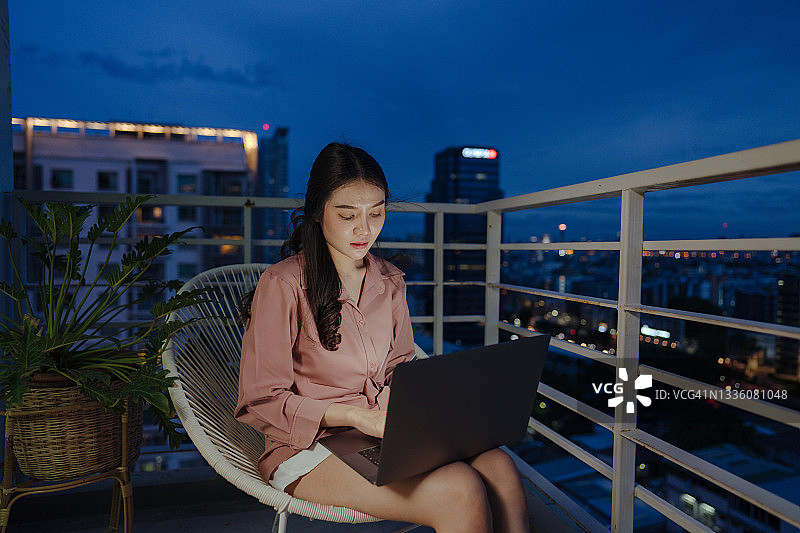 努力工作以获得额外工作的自由职业女性图片素材