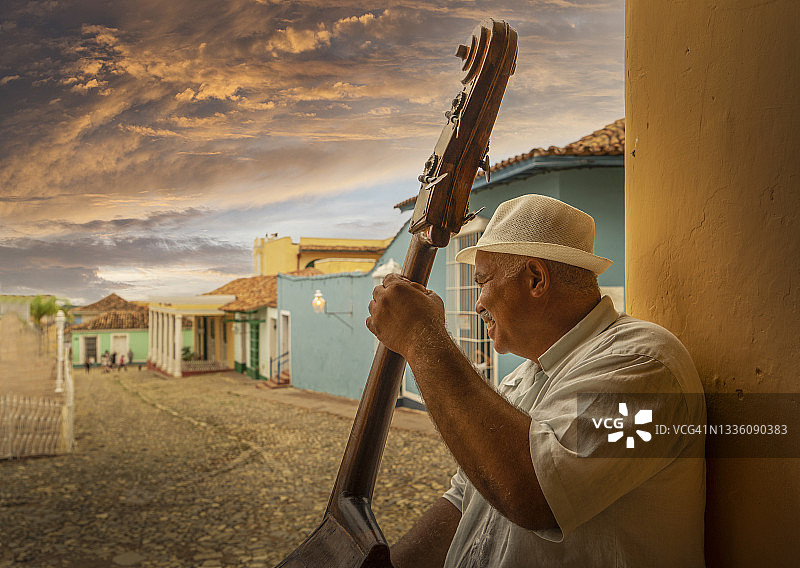 在古巴特立尼达演奏贝斯的乐手图片素材