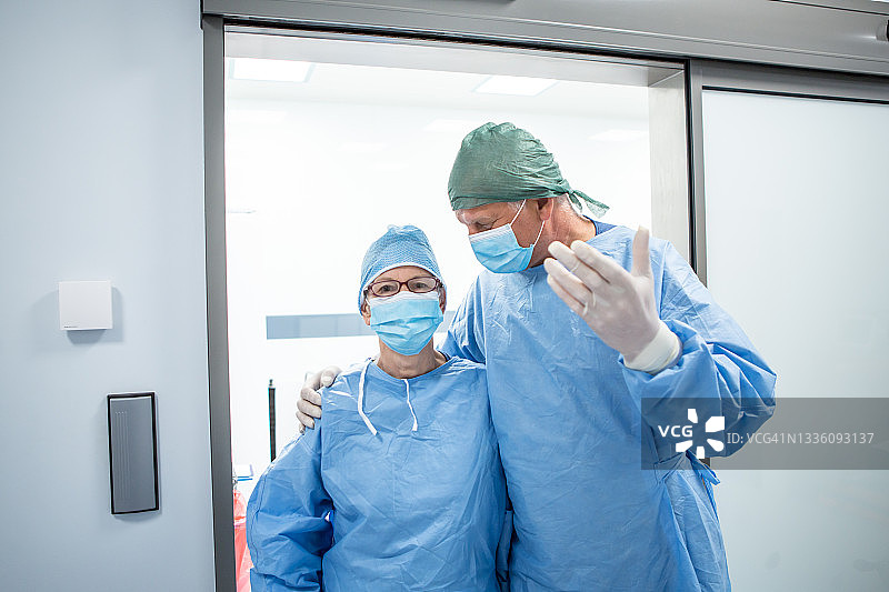 手术室里的外科医生图片素材