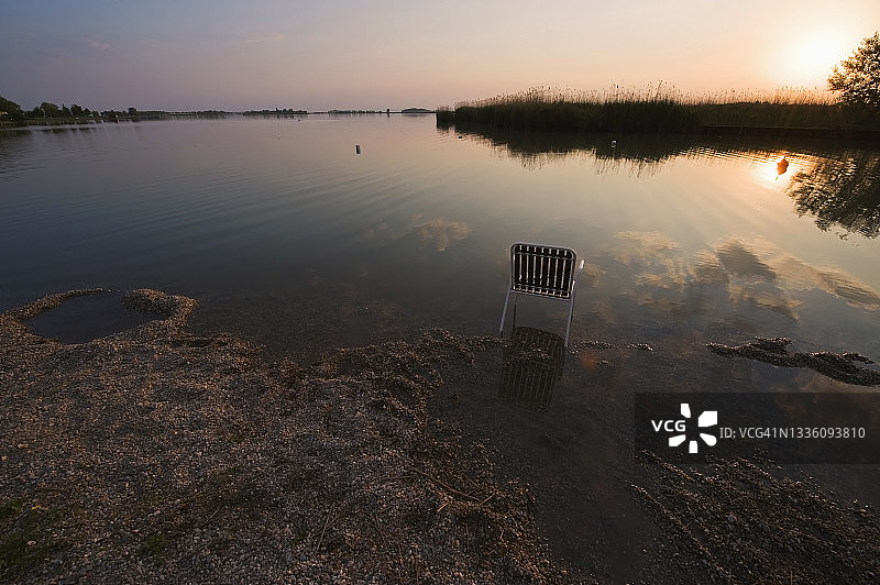 奥地利草原湖的傍晚时分图片素材