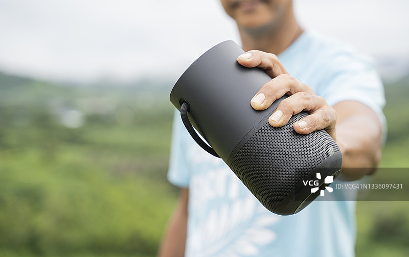 男人使用智能音箱图片素材