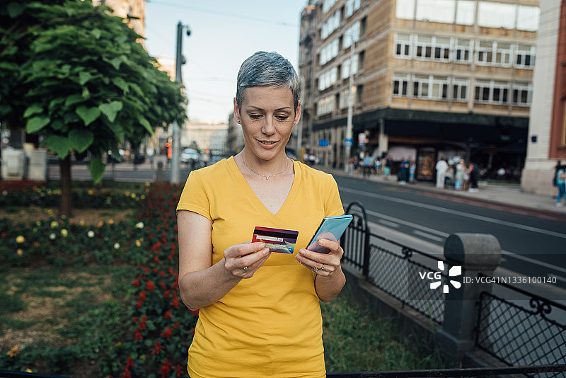 在线购物的女人图片素材