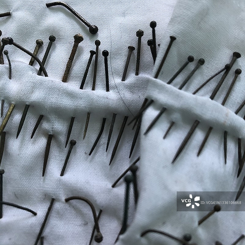 在伦敦泰晤士河发现的中世纪都铎王朝服饰别针图片素材
