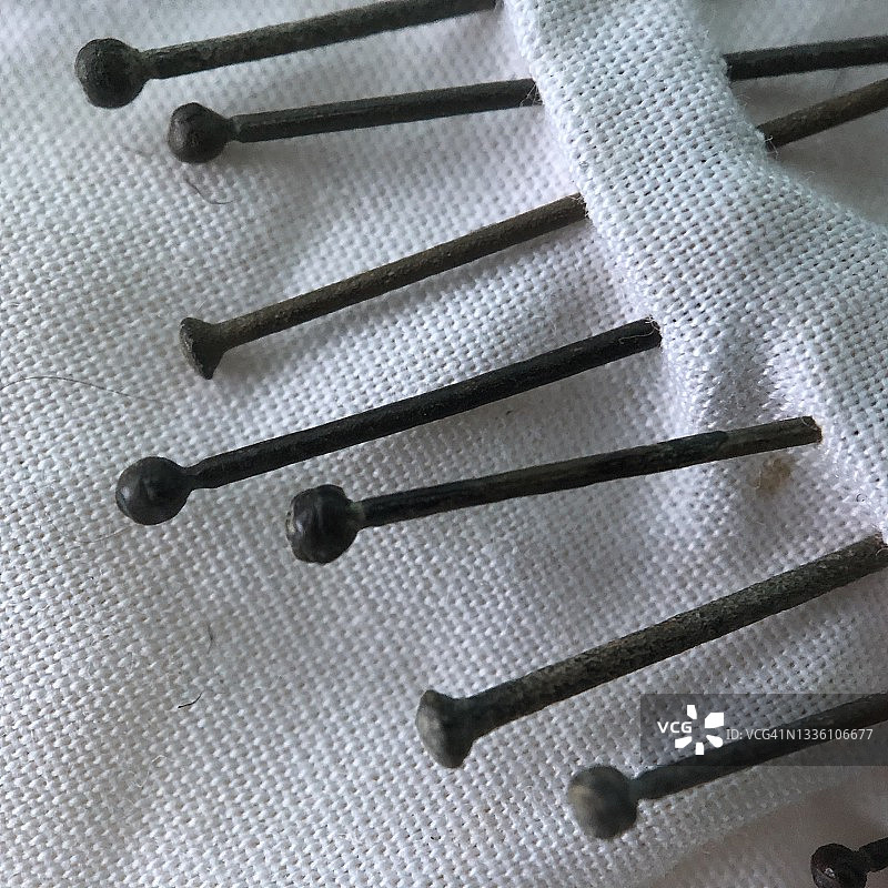 在伦敦泰晤士河发现的中世纪都铎王朝服饰别针图片素材