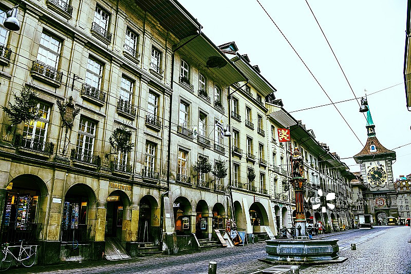 瑞士伯尔尼老城射击手喷泉和Zytglogge钟楼图片素材