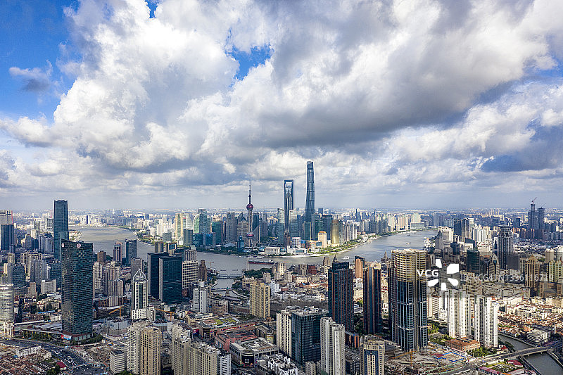 云雾中的上海图片素材