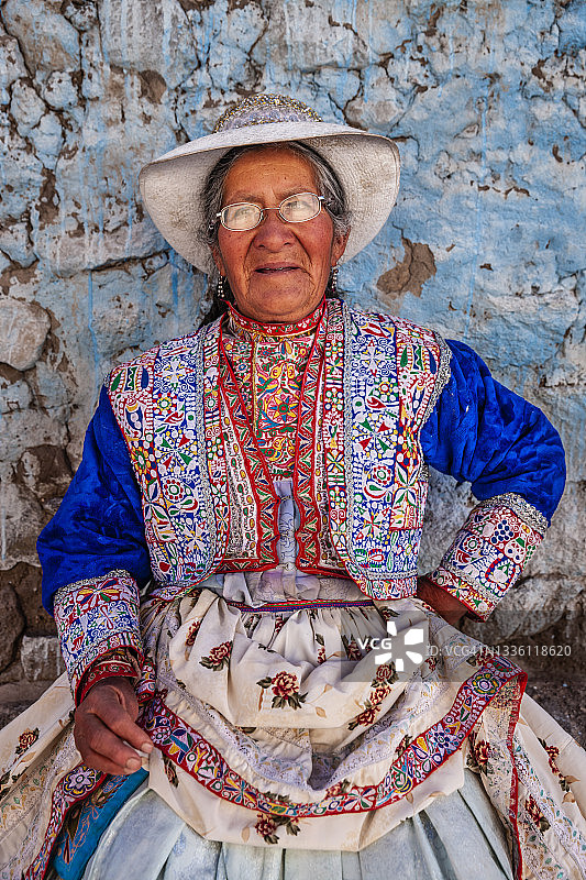 秘鲁奇瓦伊身穿民族服装的秘鲁妇女肖像图片素材