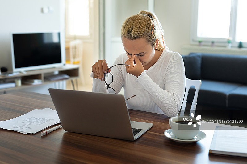 过度劳累的疲惫女人图片素材
