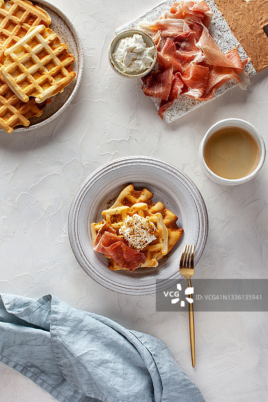 火腿和意大利乳清干酪华夫饼图片素材