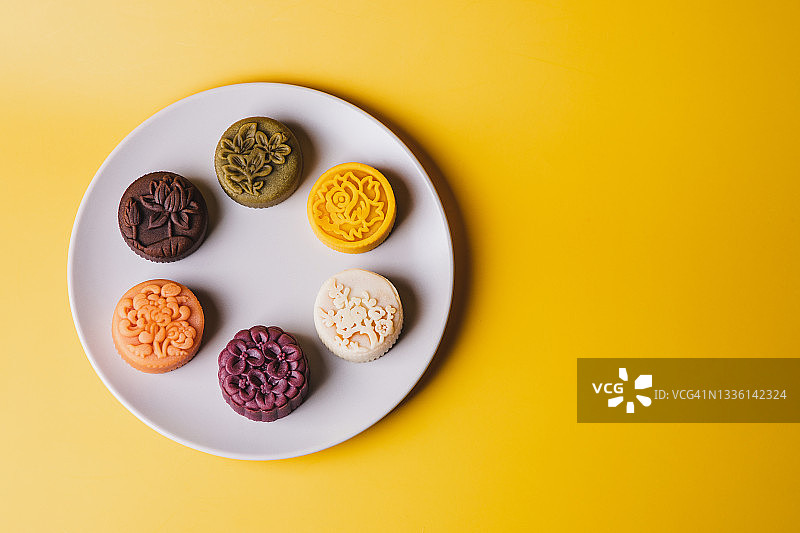 黄色背景下精美花卉月饼盘鸟瞰图图片素材