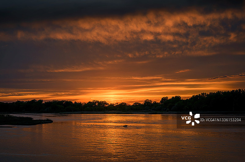 内布拉斯加州谢尔顿附近普拉特河的日落图片素材