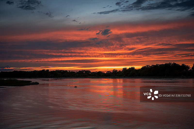内布拉斯加州谢尔顿附近普拉特河的日落图片素材