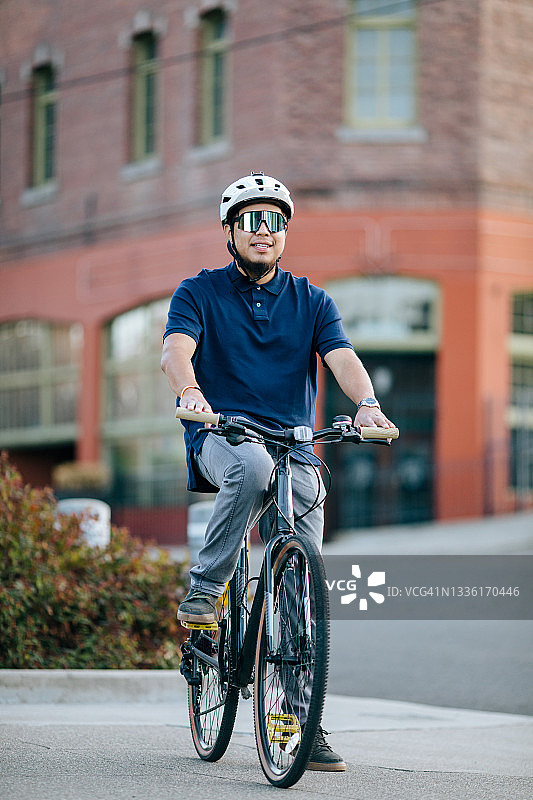 城市中的骑自行车通勤的年轻男子图片素材