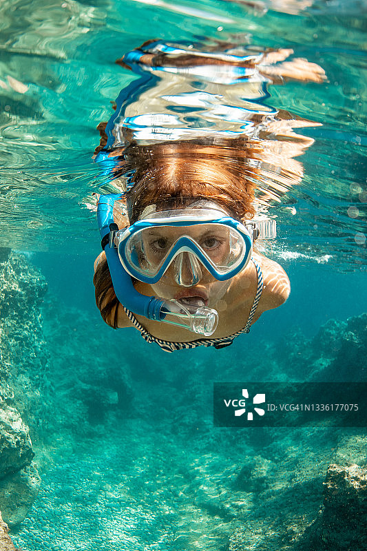 女孩浮潜的肖像图片素材
