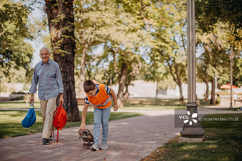 放学回家图片素材