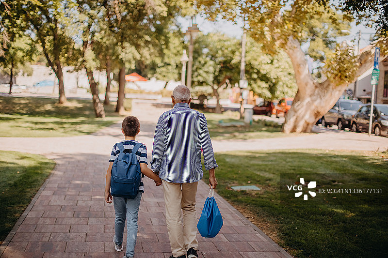 放学回家图片素材