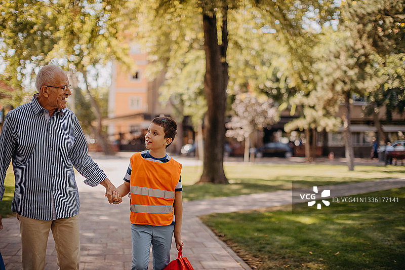 放学回家图片素材